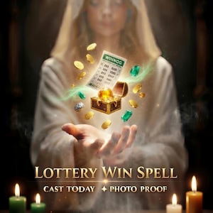 Puede incluir: Una ilustración digital que muestra un boleto de lotería con la etiqueta WINNGG, un pequeño cofre del tesoro de madera lleno de una gema amarilla brillante, monedas de oro y joyas verdes, con el texto LOTTERY WIN SPELL, CAST TODAY, PHOTO PROOF y velas.