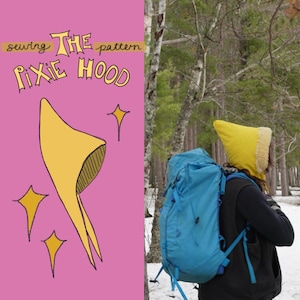 Peut inclure: Une capuche de lutin jaune avec une doublure couleur crème portée par une personne avec un grand sac à dos bleu dans une forêt enneigée. Le côté gauche présente un graphique rose avec des étoiles jaunes et le texte sewing THE pattern PIXIE HOOD.