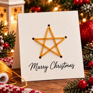 Könnte beinhalten: Eine quadratische, cremeweiße Grußkarte mit einem fünfzackigen Stern, der aus gelbem Faden besteht, welcher durch fünf kleine Löcher gestickt wurde. Unter dem Stern ist der Text Marry Christmas in einer schwarzen Schreibschrift aufgedruckt.