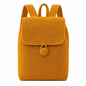Puede incluir: Una mochila de color amarillo mostaza confeccionada con una textura de punto de ganchillo denso. El bolso presenta un compartimento principal rectangular con solapa, un cierre central de botón circular y dos correas integradas.