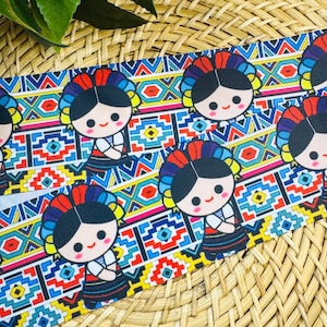 Puede incluir: Una cinta de grosgrain con un patrón repetitivo de figuras de dibujos animados con cabello negro y tocados coloridos, sobre un fondo de formas geométricas en rojo, azul, amarillo y blanco, con una superficie texturizada y acanalada.