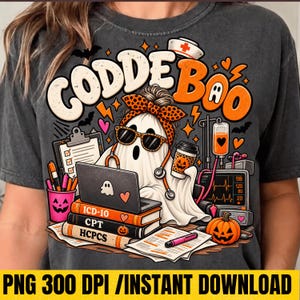 Puede incluir: Una camiseta gris carbón con un gráfico de un fantasma con diadema de leopardo y gafas de sol, sosteniendo un café. El texto dice CODDE BOO, ICD-10, CPT y HCPCS. Incluye iconos médicos como un portapapeles, bolsa IV y monitor.