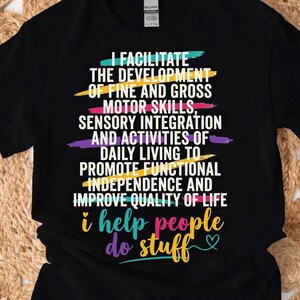 Könnte beinhalten: Ein schwarzes Kurzarm-T-Shirt mit weißem Text: I FACILITATE THE DEVELOPMENT OF FINE AND GROSS MOTOR SKILLS, SENSORY INTEGRATION AND ACTIVITIES OF DAILY LIVING TO PROMOTE FUNCTIONAL INDEPENDENCE AND IMPROVE QUALITY OF LIFE.