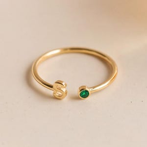Anillo personalizado con inicial y piedra de nacimiento, anillo de plata de ley con piedra de nacimiento para mamá, anillo apilable de esmeralda, anillos con letras para mujer, anillo para madres