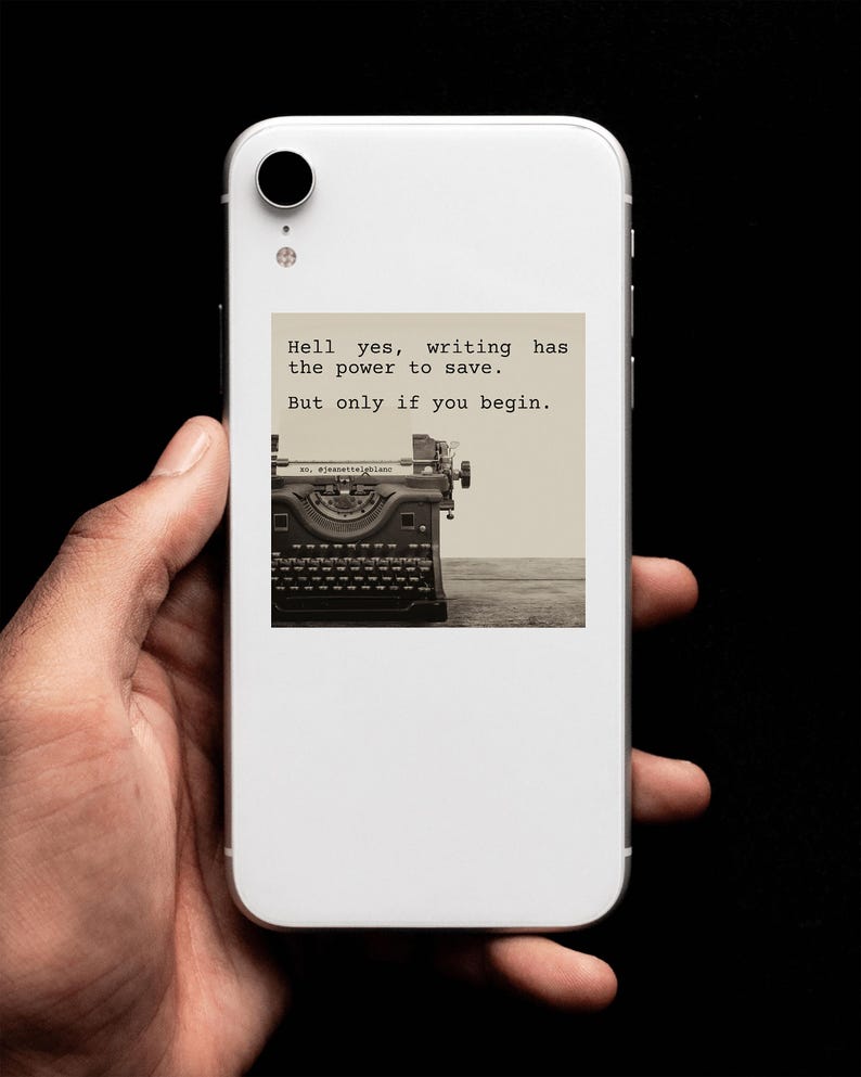 Pu&ograve; includere: Uno smartphone bianco con un'immagine in bianco e nero di una macchina da scrivere vintage sullo schermo. L'immagine contiene il testo "Hell yes, writing has the power to save. But only if you begin."