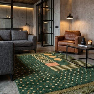 Könnte beinhalten: Ein rechteckiger Teppich mit dunkelgrünem Grund und einem geometrischen Muster aus gelben Quadraten, Sechsecken und Linien. Der Teppich hat einen strukturierten Flor und ist an den kurzen Seiten mit langen, geknoteten grünen Fransen versehen.