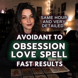 Può includere: Una persona con capelli scuri siede dietro un tavolo con carte dei tarocchi. Il testo recita: SAME HOUR AND VERY DETAILED.. AVOIDANT TO OBSESSION LOVE SPELL FAST RESULTS. La scena è scarsamente illuminata con luci calde e decorazioni scure.