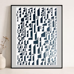 Könnte beinhalten: Ein gerahmter Wandkunstdruck mit einem geometrischen Muster aus dunkelblauen und weißen, ineinandergreifenden dreidimensionalen Formen. Die Komposition besteht aus sich wiederholenden kantigen Blöcken und Linien, die einen komplexen architektonischen Effekt erzeugen.