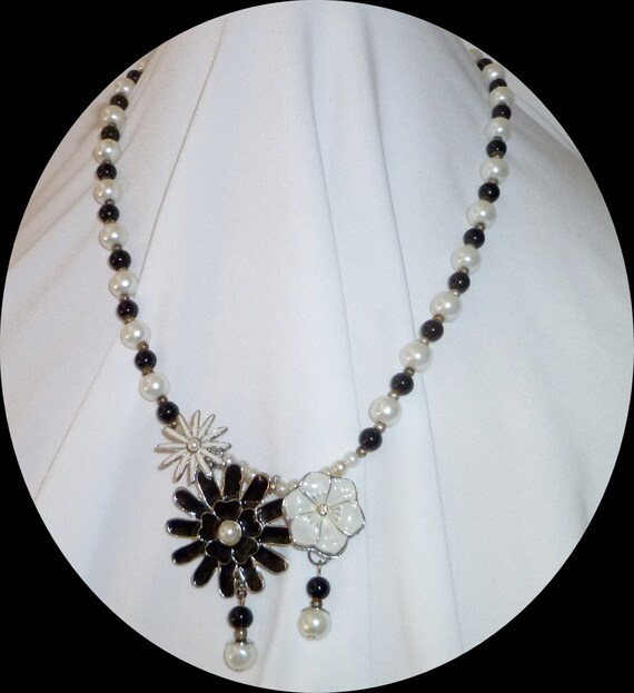 Necklace in Black and White pearls