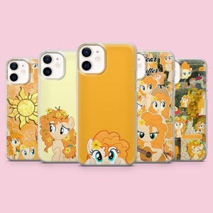 Puede incluir: Cinco fundas para teléfono móvil con una paleta de colores amarillos e ilustraciones de un poni de dibujos animados con pelo naranja y flores amarillas. Los diseños incluyen un motivo de sol, un fondo amarillo sólido y collages con el texto Buttercup.