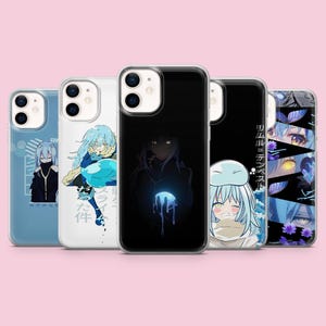 Può includere: Una collezione di cinque cover per smartphone con varie illustrazioni in stile anime di un personaggio dai capelli azzurri. I design includono palette di colori blu e nero, testo giapponese e motivi a sfera luminosa su sfondi trasparenti e solidi.