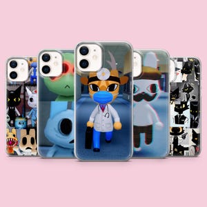 Può includere: Cinque cover trasparenti per smartphone con vari design di personaggi dei cartoni animati. La cover centrale mostra una giraffa vestita da medico con camice bianco e mascherina blu. Le altre cover mostrano collage di animali stilizzati, inclusi gatti e conigli, in vari abiti e ambientazioni su uno sfondo rosa chiaro a tinta unita.