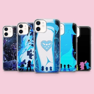 Könnte beinhalten: Fünf transparente Handyhüllen mit verschiedenen Pixel-Art-Designs in Blau-, Schwarz- und Weißtönen. Die Motive zeigen Silhouetten kleiner Figuren, abstrakte Formen und ein zentrales, verpixeltes Herzsymbol vor dunkel- und hellblauen Hintergründen.