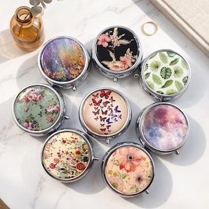 Bärbar blommig pillerlåda, rund metallbehållare med 3 fack, vitaminhållare, miniatyrförvaringslåda för läppbalsam, present till hennes mamma