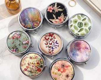 持ち運び可能な花柄ピルケース、丸型3コンパートメント金属製薬容器、ビタミンホルダー、ミニ小物リップバーム収納ボックス、お母さんへのギフト