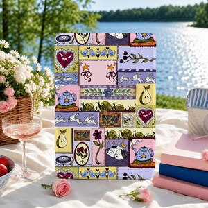 Peut inclure: Une coque de tablette rectangulaire présentant un motif patchwork coloré d'illustrations comprenant des théières bleues, des lapins blancs, des poires, des cœurs, des fleurs, des escargots et des oiseaux sur des panneaux pastel jaune, rose et violet.