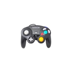 Può includere: Un controller per videogiochi Nintendo GameCube nero con un logo bianco centrale, una croce direzionale bianca, una grande levetta analogica grigia, una levetta C gialla, un tasto A verde, un tasto B rosso e due tasti X e Y bianchi a destra.