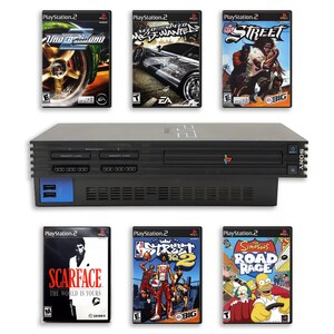 Może przedstawiać: Czarna konsola Sony PlayStation 2 z dwoma gniazdami na karty pamięci i dwoma portami kontrolerów, w zestawie z sześcioma pudełkami z grami: Need for Speed Underground, Need for Speed Most Wanted, NFL Street, Scarface The World Is Yours, NBA Street Vol. 2 oraz The Simpsons Road Rage.