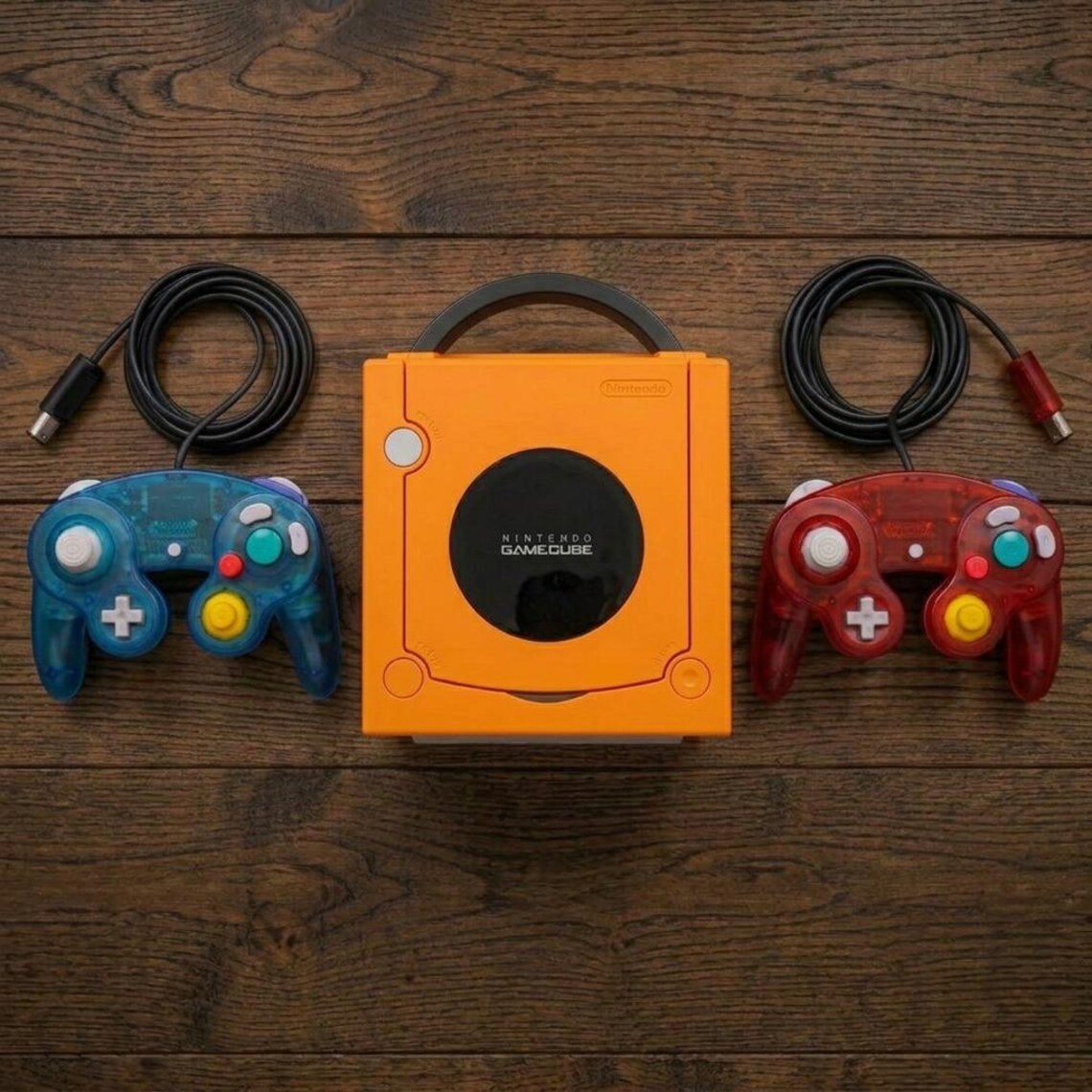 Refurbished GameCube Console Orange Bundle, Tested Retro Gaming System with 2 Clear Controllers, foto 1 di 2