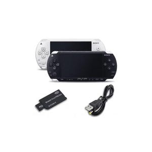 以下が含まれることがあります： 黒いソニーPSP携帯ゲーム機が白いソニーPSP本体の前に配置されており、黒いメモリースティックPROデュオカードと、小さな円形の電源コネクタが付いた黒いUSB充電ケーブルが付属しています。
