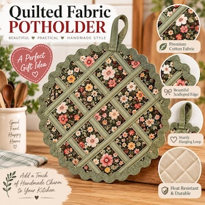 Può includere: Una presina rotonda in tessuto trapuntato con una stampa floreale multicolore su sfondo verde scuro. Il design presenta una sovrapposizione a reticolo di strisce di tessuto verde salvia, un bordo smerlato e un robusto occhiello.