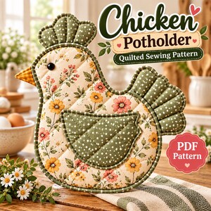Op de afbeelding: Een gewatteerd patroon voor een pannenlap in de vorm van een kip, gemaakt van crèmekleurige stof met bloemenprint, een groene vleugel met stippen en een geel geblokte snavel. De tekst luidt Chicken Potholder Quilted Sewing Pattern en PDF Pattern.