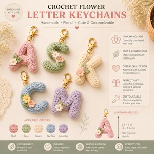 Puede incluir: Una colección de llaveros con letras de ganchillo en colores rubor, salvia, crema, azul cielo y lavanda, cada uno adornado con pequeñas flores de tela y unido a un mosquetón de metal dorado. La imagen incluye etiquetas de texto y referencia.