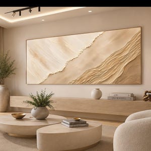 Può includere: Una grande opera d'arte murale rettangolare caratterizzata da un paesaggio astratto e materico nei toni del beige, crema e marrone chiaro. L'opera presenta pennellate spesse e stratificate che creano un effetto in rilievo simile a dune.