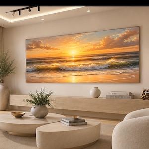 Può includere: Una grande stampa artistica rettangolare da parete che raffigura un vibrante tramonto sull'oceano. La scena mostra la luce dorata del sole che si riflette sull'acqua, un'onda che si infrange con schiuma bianca e una spiaggia sabbiosa.
