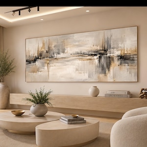 Op de afbeelding: Een groot rechthoekig horizontaal wandkunstwerk met een abstract landschapsschilderij in crème, beige, grijze en zwarte tinten. Het kunstwerk toont gestructureerde penseelstreken en verticale lijnen die een reflectie op water suggereren.