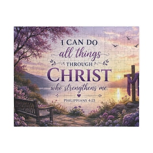 Könnte beinhalten: Ein Puzzle mit einer Sonnenuntergangslandschaft, einer Holzbank, einem mit violettem Stoff behängten Kreuz und blühenden violetten Bäumen. Der Text lautet: I CAN DO all things THROUGH CHRIST who strengthens me. PHILIPPIANS 4:13.