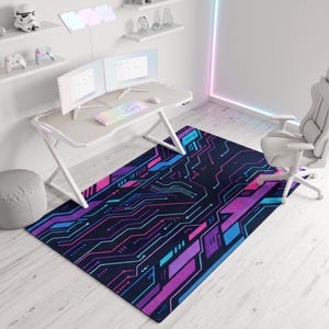 Könnte beinhalten: Ein rechteckiger Teppich mit dunklem Hintergrund und einem lebendigen Leiterplattenmuster in Neonrosa, Violett und Cyanblau. Das geometrische Design besteht aus miteinander verbundenen Linien und Blöcken, die eine digitale Optik erzeugen.