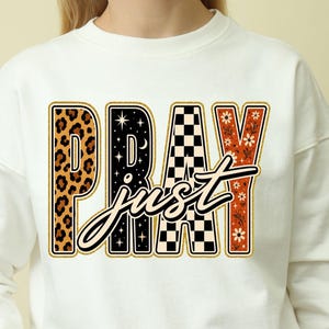 „Just Pray“ (PNG), christliches Retro-College-Shirt im Sublimationsdruck, Leoparden-Schachbrettmuster, florale Gebetsgrafik, digitaler Download