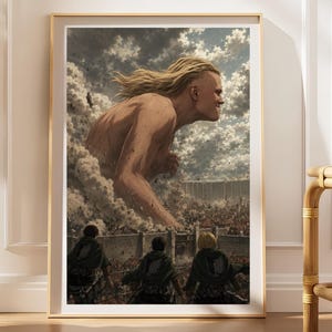Op de afbeelding: Een ingelijste muurkunstprint met een massieve, gespierde mensachtige figuur met lang blond haar die uit wolken boven een stadsmuur tevoorschijn komt. Drie figuren in donkergroene capes staan op de muur en kijken naar de reus.