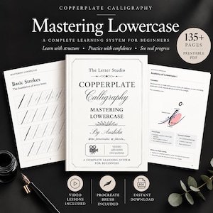 Może przedstawiać: Książka z systemem nauki Copperplate Calligraphy Mastering Lowercase zawierająca ponad 135 stron, z tekstami instruktażowymi, ćwiczeniami podstawowych pociągnięć i diagramami anatomicznymi dla początkujących, wraz z czarnym kałamarzem i piórem.