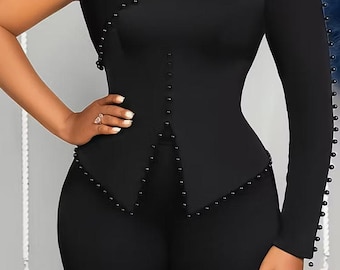 Zwarte set met kralenversiering, bestaande uit een top met één mouw, asymmetrische A-lijn top en een rechte broek. Een elegante feestoutfit, een bijpassende avondset voor dames.