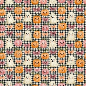 Könnte beinhalten: Ein sich wiederholendes Muster auf einem schwarz-weiß karierten Hintergrund mit orangefarbenen Kürbissen mit lächelnden Gesichtern, weißen Geistern mit schwarzen Augen und Mündern sowie kleinen rosa und pfirsichfarbenen Schleifen.