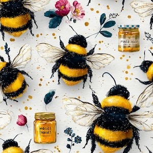 Peut inclure: Un motif répétitif représentant des bourdons duveteux jaunes et noirs, de petites fleurs roses et bleues, et des bocaux en verre remplis de miel doré. Les bocaux ont des couvercles à carreaux et des étiquettes avec du texte sur fond blanc.