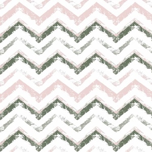 Op de afbeelding: Een herhalend patroon met horizontale zigzaglijnen in afwisselende kleuren van zacht pastelroze, gedempt olijfgroen en wit. De lijnen hebben een getextureerd uiterlijk van penseelstreken met zichtbare verfstreken en variaties in kleurintensiteit.
