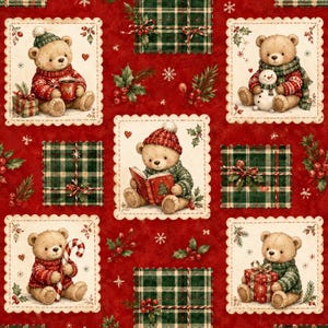 Puede incluir: Una tela roja con un patrón repetitivo de cuadrados de bordes festoneados que contienen osos de peluche con suéteres de invierno, cajas de regalo a cuadros verdes y ramas de acebo. Los osos sostienen tazas, libros, bastones de caramelo o regalos.