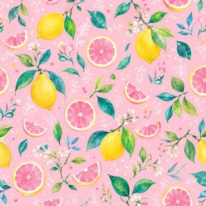 Könnte beinhalten: Ein sich wiederholendes Muster auf hellrosa Hintergrund mit gelben Zitronen, rosa Grapefruitscheiben, grünen Blättern und kleinen weißen Blüten. Das Design zeigt ganze Zitronen, halbierte Grapefruits und Zitrusfrüchtestücke in botanischer Anordnung.