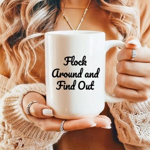 Mugg för att hitta på flockas runt, kycklingälskare, rolig bondgårdsmugg, humoristisk present till fjäderfä, kycklingmugg för bakgården, kaffekopp för fågelälskare, lantlig flock