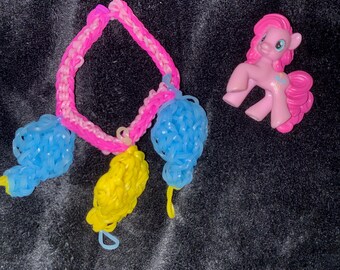 Pinkie Pie figuurtje in een verrassingszakje met bijpassende armband.