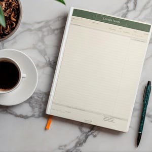 Könnte beinhalten: Ein cremefarbenes Notizbuch mit einem dunkelgrünen Kopfbereich mit der Aufschrift Lecture Notes und linierten Seiten zum Schreiben. Das Notizbuch enthält ein kleines orangefarbenes Lesebändchen und einen dunkelgrün gemusterten Stift.