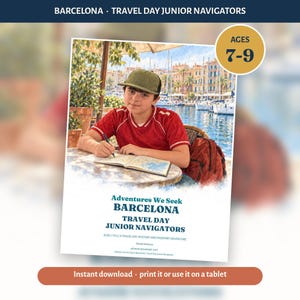 Może przedstawiać: Cyfrowa książka z zadaniami Adventures We Seek Barcelona Travel Day Junior Navigators dla dzieci w wieku 7-9 lat. Okładka przedstawia ilustrację osoby w czerwonej koszulce i zielonej czapce piszącej w notatniku przy porcie.