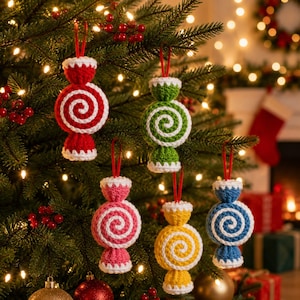 Puede incluir: Cinco adornos de ganchillo con forma de caramelo colgados de un árbol de Navidad. Cada adorno presenta un patrón de espiral central en rojo, verde, rosa, amarillo o azul, acentuado con bordes blancos y un lazo rojo para colgar.