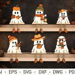 Puede incluir: Seis figuras de fantasmas blancos con piernas colgantes y botas marrones, cada una con accesorios otoñales como calabazas, gorro, linterna, corona floral, taza de café, sombrero y gafas, con el texto AI - EPS - SVG - DXF - DWG - PDF.