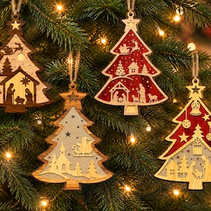 Può includere: Quattro decorazioni in legno piatte a forma di albero con intricati disegni tagliati al laser. Ogni ornamento raffigura scene con una natività, una slitta e abeti, rifinite in legno naturale, rosso e grigio con cordini in juta.