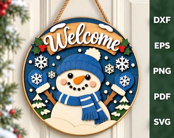 Peut inclure: Une plaque de porte ronde en bois représentant un bonhomme de neige avec un bonnet et une écharpe bleus. Le fond bleu foncé est orné de flocons blancs, de sapins verts et du mot Welcome en lettres blanches. Suspendue par une corde.