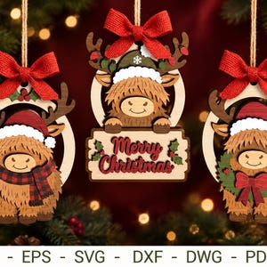 Puede incluir: Tres adornos navideños de madera con vacas Highland, astas, lazos rojos y gorros de Papá Noel. Una vaca lleva una bufanda de cuadros, otra sostiene un cartel de Merry Christmas y otra lleva una corona verde. Cuelgan de cordel de yute.